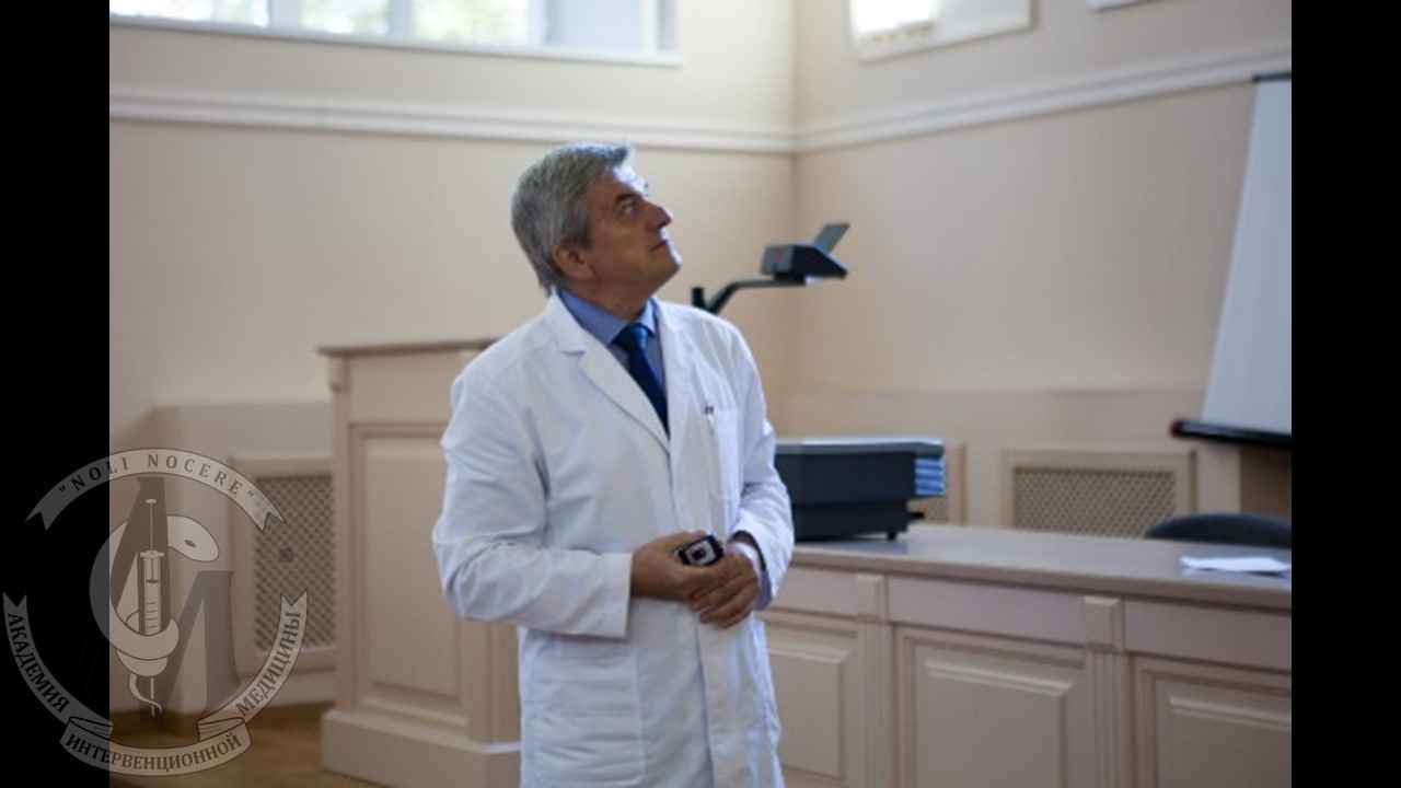 Заведующий кафедрой нервных болезней и нейрохирургии 1МГМУ Владимир Анатольевич Парфенов читает вводную лекцию