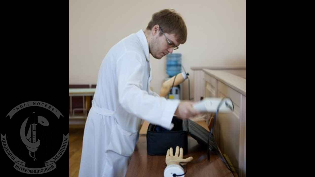 Константин Алексеевич Махинов готовит муляжи к работе