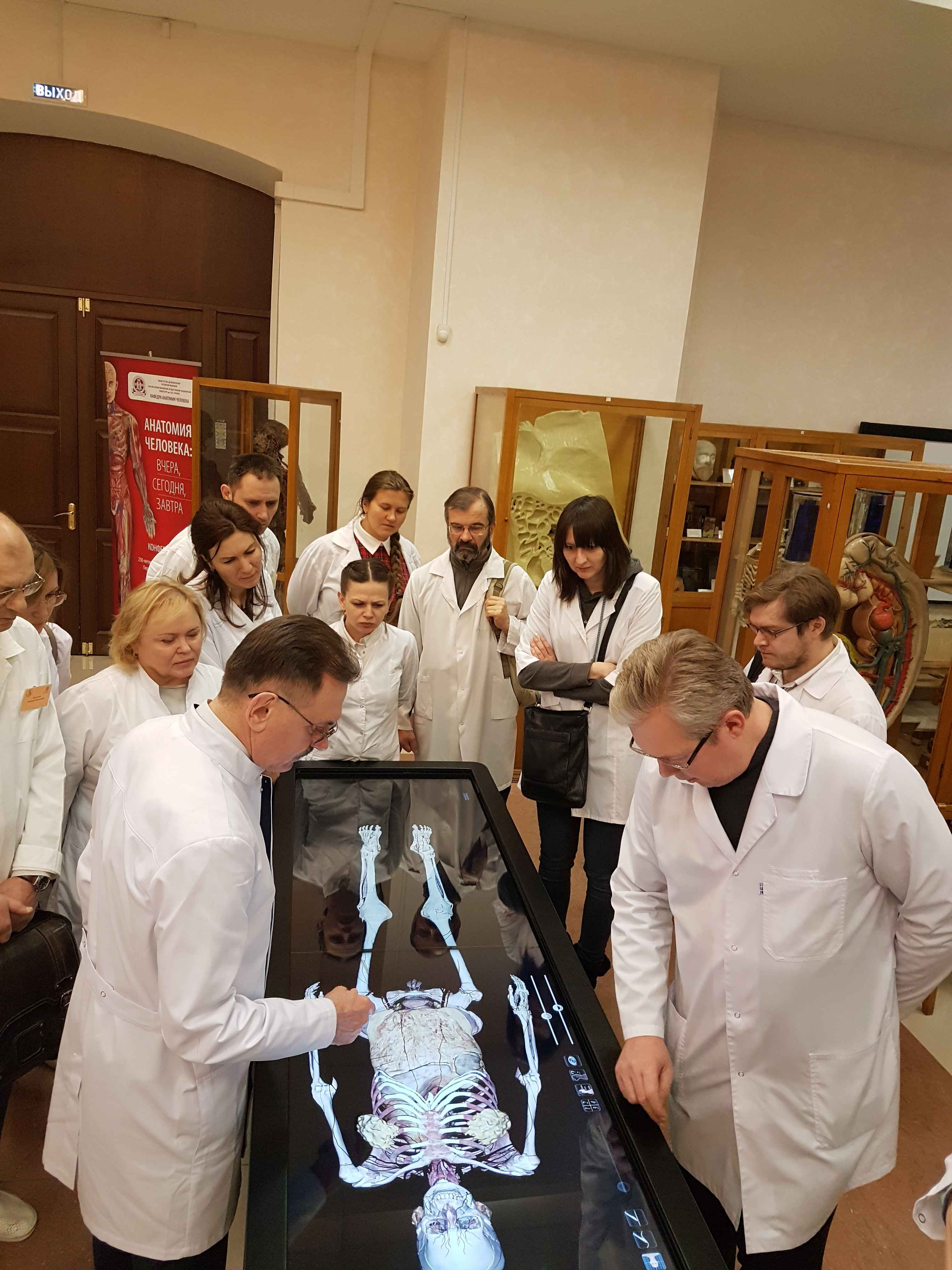 Владимир Николаевич Николенко демонстрирует цифровой стол Anatomage